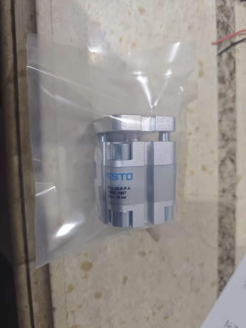 Компактный пневмоцилиндр Festo ADVUL-25-5-P-A — оригинал в упаковке Festo