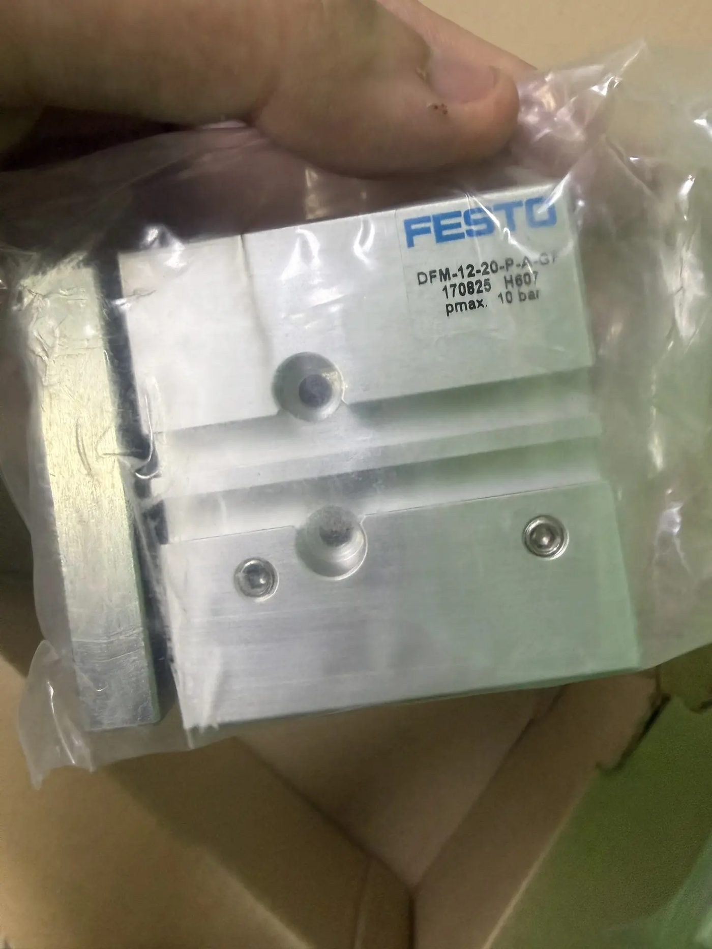 Направляемый пневмоцилиндр Festo DFM-12-20-P-A-GF в фирменной упаковке Festo