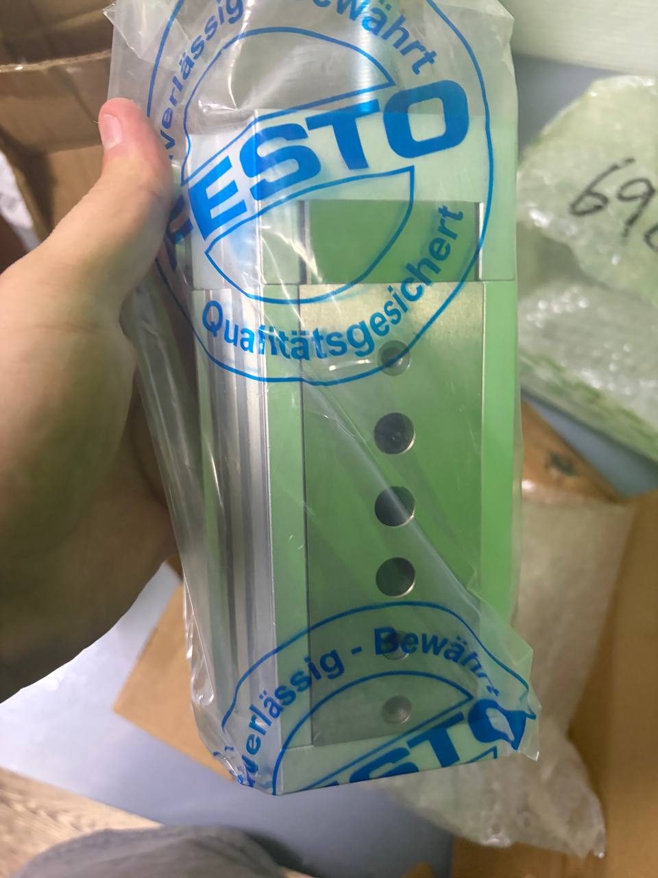 Мини-суппорт Festo DGSL-20-50-Y3A в фирменной упаковке Festo