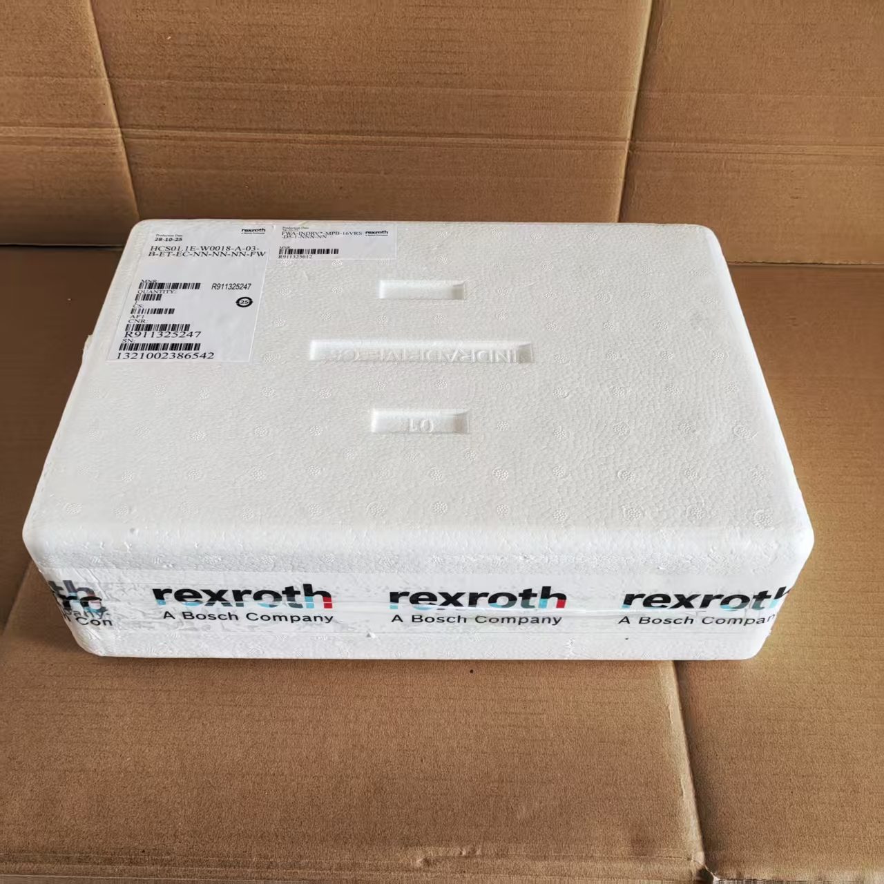 Заводская этикетка на упаковке Rexroth HCS01: HCS01.1E-W0018-A-03-B-ET-EC-NN-NN-NN-FW, дата изготовления 28.10.2025